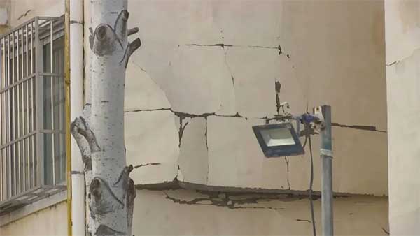 一場(chǎng)大風(fēng)過(guò)后，銀川一小區(qū)外墻保溫層大面積脫落！