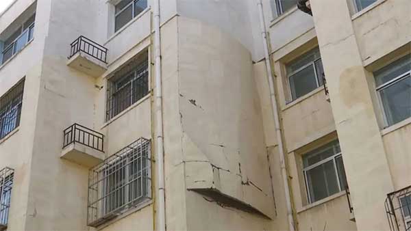 一場(chǎng)大風(fēng)過(guò)后，銀川一小區(qū)外墻保溫層大面積脫落！