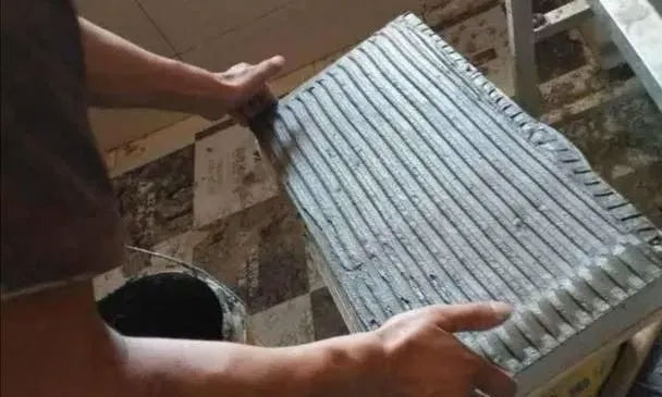 40年經(jīng)驗(yàn)的瓦工師傅，為你講解瓷磚膠里為什么不要加膩?zhàn)臃郏? /> 
</p>
　　<strong>鋪地磚時(shí)強(qiáng)力粘結(jié)劑能加入膩?zhàn)臃刍旌鲜褂脝幔?/strong><br />
　　這個(gè)問(wèn)題所問(wèn)的是我們家里要鋪地磚的時(shí)候，使用的是強(qiáng)力粘結(jié)劑，也就是我們所說(shuō)的瓷磚專用粘結(jié)劑即瓷磚膠，那么在使用瓷磚膠的時(shí)候能向里面加入膩?zhàn)臃蹎?？給出的個(gè)人觀點(diǎn)就是瓷磚膠中是絕對(duì)禁止加入膩?zhàn)臃鄣?。為什么瓷磚膠不能夠加入膩?zhàn)臃勰兀總€(gè)人給出的原因有如下四點(diǎn)。<br />
　?、伲簩?dǎo)致所鋪貼的地磚出現(xiàn)空鼓以及松動(dòng)。導(dǎo)致使用瓷磚膠加入膩?zhàn)臃垡院螅佡N的瓷磚出現(xiàn)空鼓和松動(dòng)的最根本的原因就是瓷磚膠失效。也就是說(shuō)我們的瓷磚膠本來(lái)應(yīng)該有很強(qiáng)的粘結(jié)力，但是假如你膩?zhàn)臃垡院髮?dǎo)致粘結(jié)力下降，甚至完全失效。所以說(shuō)在瓷磚膠中是絕對(duì)不能夠加入膩?zhàn)臃鄣摹?br />
　　②：瓷磚膠產(chǎn)品的要求決定了是不能夠向其中加入膩?zhàn)臃鄣?。?duì)于瓷磚膠，它是一種專用的強(qiáng)力的瓷磚粘結(jié)材料。因?yàn)榇纱u膠是使用水泥，膠，還有其它的一些纖維素作為原材料，然后按照一定的比例攪拌均勻制作而成的。在使用的時(shí)候一般是加入一定量的水，然后攪拌均勻，這樣可以保證這種材料正常的發(fā)揮一些作用。而如果我們加入了膩?zhàn)臃?，就?huì)改變其配比，甚至發(fā)生不利的化學(xué)反應(yīng)而導(dǎo)致我們瓷磚膠失去其應(yīng)有的效果。<br />
　?、郏耗?zhàn)臃郾旧淼奶匦运鶝Q定的。對(duì)于常用的膩?zhàn)臃郏蠹叶贾?，是使用一定量的膠，然后以石灰作為原材料攪拌均勻制造而成的。在使用的時(shí)候就是加入一定量的水?dāng)嚢枰院髞?lái)進(jìn)行涂抹。例如我們室內(nèi)墻面上所批刮的膩?zhàn)?，都是使用膩?zhàn)臃壑谱鞫傻摹５沁@種材料強(qiáng)度很低，遇水以后就失效了。而把膩?zhàn)臃奂尤氪纱u膠以后，同樣也會(huì)導(dǎo)致這種材料的失效。所以說(shuō)，膩?zhàn)臃凼遣贿m合與別的材料混合使用的。<br />
　?、埽哼€會(huì)引起我們瓷磚縫隙出現(xiàn)返堿的情況。所謂瓷磚縫隙的返堿，就是瓷磚鋪貼完成以后，大家會(huì)發(fā)現(xiàn)我順著瓷磚的縫隙向外滲透一種白色的結(jié)晶狀粉末狀的物質(zhì)。這種物質(zhì)就是我們加入了膩?zhàn)臃郯l(fā)生化學(xué)反應(yīng)，通過(guò)瓷磚的縫隙上返上來(lái)的。所以加入了膩?zhàn)臃?，?duì)我們以后地面的衛(wèi)生是有嚴(yán)重影響的。<br />
<p>
	　　使用建議：①、如果我們鋪地磚時(shí)使用瓷磚膠，也就是瓷磚粘結(jié)劑，不允許任意的加入膩?zhàn)臃刍蛘呤羌尤胨?。而?yīng)該按照產(chǎn)品的要求的配比去使用。②、鋪地磚的過(guò)程中，無(wú)論我們是使用水泥砂漿還是使用瓷磚膠，都不允許加入膩?zhàn)臃垡?，就是膩?zhàn)臃鄄辉试S出現(xiàn)在瓷磚粘貼材料中。
</p>
<p style=